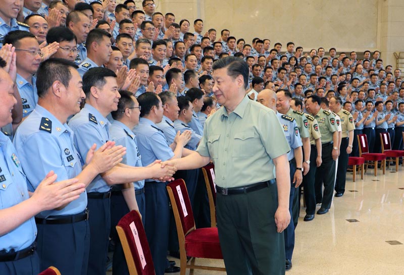 　　6月18日，中共中央总书记、国家主席、中央军委主席习近平在北京接见空军第十三次党代表大会全体代表。这是习近平同代表们亲切握手。新华社记者 李刚 摄