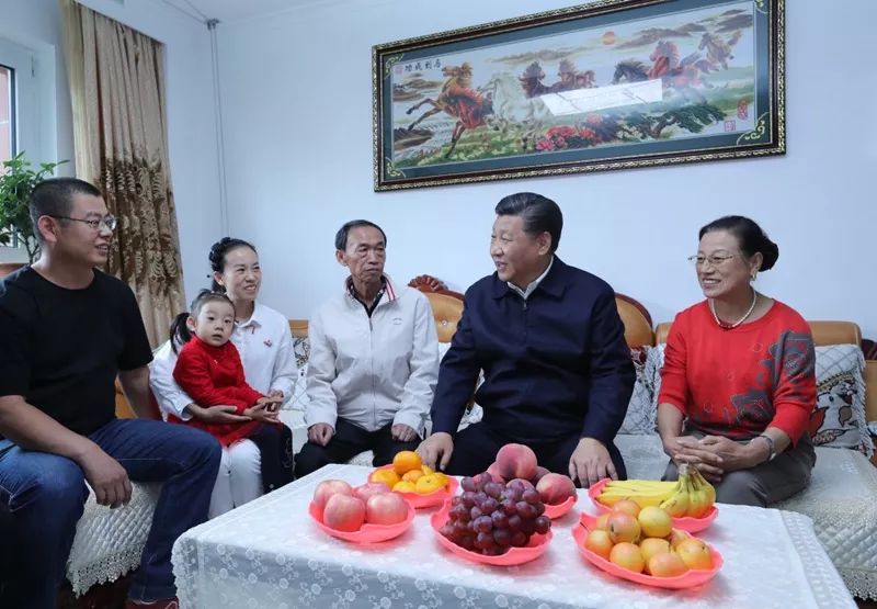 2018年9月28日，习近平在辽宁抚顺市东华园社区，实地了解采煤沉陷区避险搬迁安置情况。